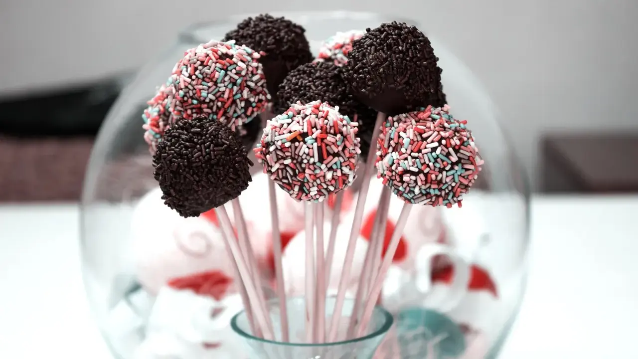 Kolorowe cake pops w czekoladzie i posypce, idealne na imprezę. Przepis na cake pops jest prosty!