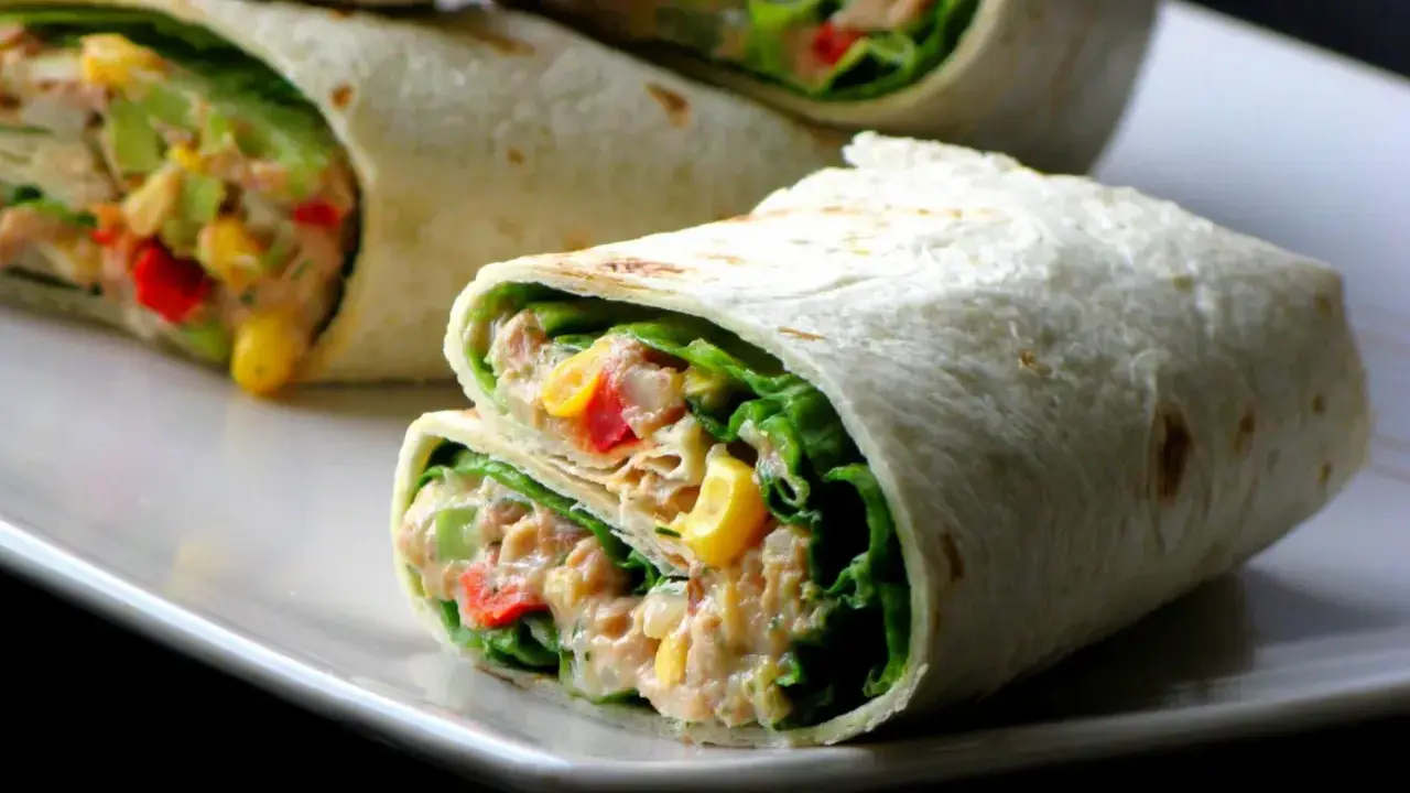 Pyszna tortilla z warzywami, pełna kolorowych składników i świeżej sałaty. Idealna na szybki lunch.