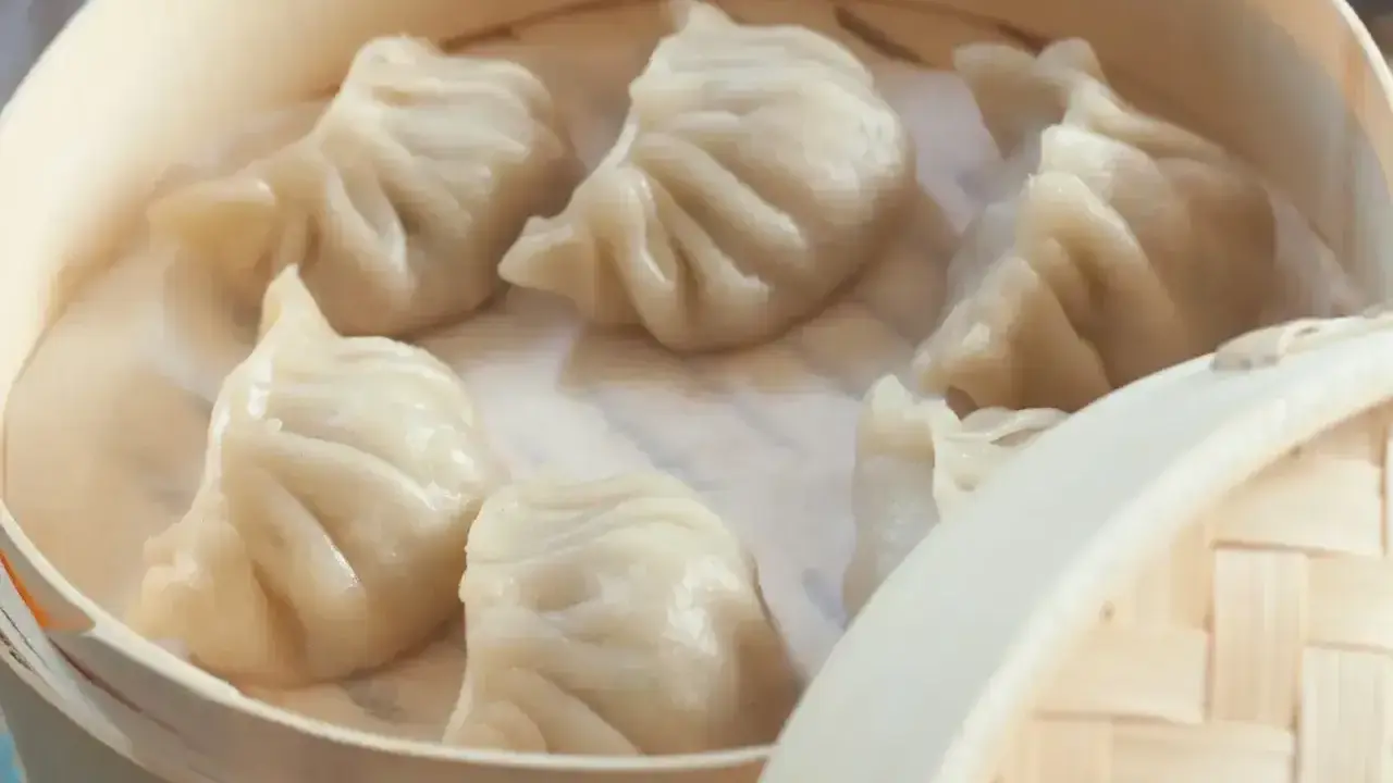 Gorące, parujące pierożki dim sum w bambusowym parowniku. Delikatne ciasto skrywa pyszne nadzienie.
