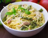 Pyszna carbonara ze szparagami, udekorowana bazylią i parmezanem, czeka na spróbowanie.