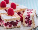 Pyszne ciasto z malinami i mascarpone, posypane cukrem pudrem, kusi soczystymi owocami i kremową konsystencją.
