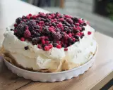 Puszysta beza z mascarpone i mrożonymi owocami leśnymi, idealna na letnie popołudnie.