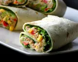 Pyszna tortilla z warzywami, pełna kolorowych składników i świeżej sałaty. Idealna na szybki lunch.