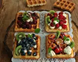 Pyszne gofry belgijskie z owocami: malinami, borówkami, kiwi i śliwkami. Idealne na deser, gdy szukasz inspiracji na gofry belgijskie przepis.