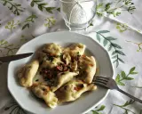 Pyszne pierogi z boczkiem i cebulką, idealne na obiad. Oto przepis na pierogi, który zachwyci każdego!