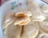 Pyszne pierogi z jabłkami, jeden rozkrojony ukazuje słodkie nadzienie.