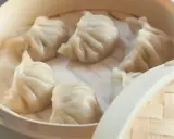 Gorące, parujące pierożki dim sum w bambusowym parowniku. Delikatne ciasto skrywa pyszne nadzienie.