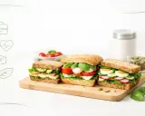 Zdrowe kanapki do pracy: z awokado i serem, caprese oraz jajkiem i rzodkiewką. Idealne na lunch.