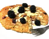 Omlet z jabłkiem i jeżynami, posypany płatkami migdałów. Pyszne śniadanie czeka na widelca.