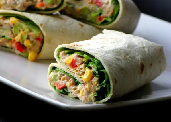 Pyszna tortilla z warzywami, pełna kolorowych składników i świeżej sałaty. Idealna na szybki lunch.